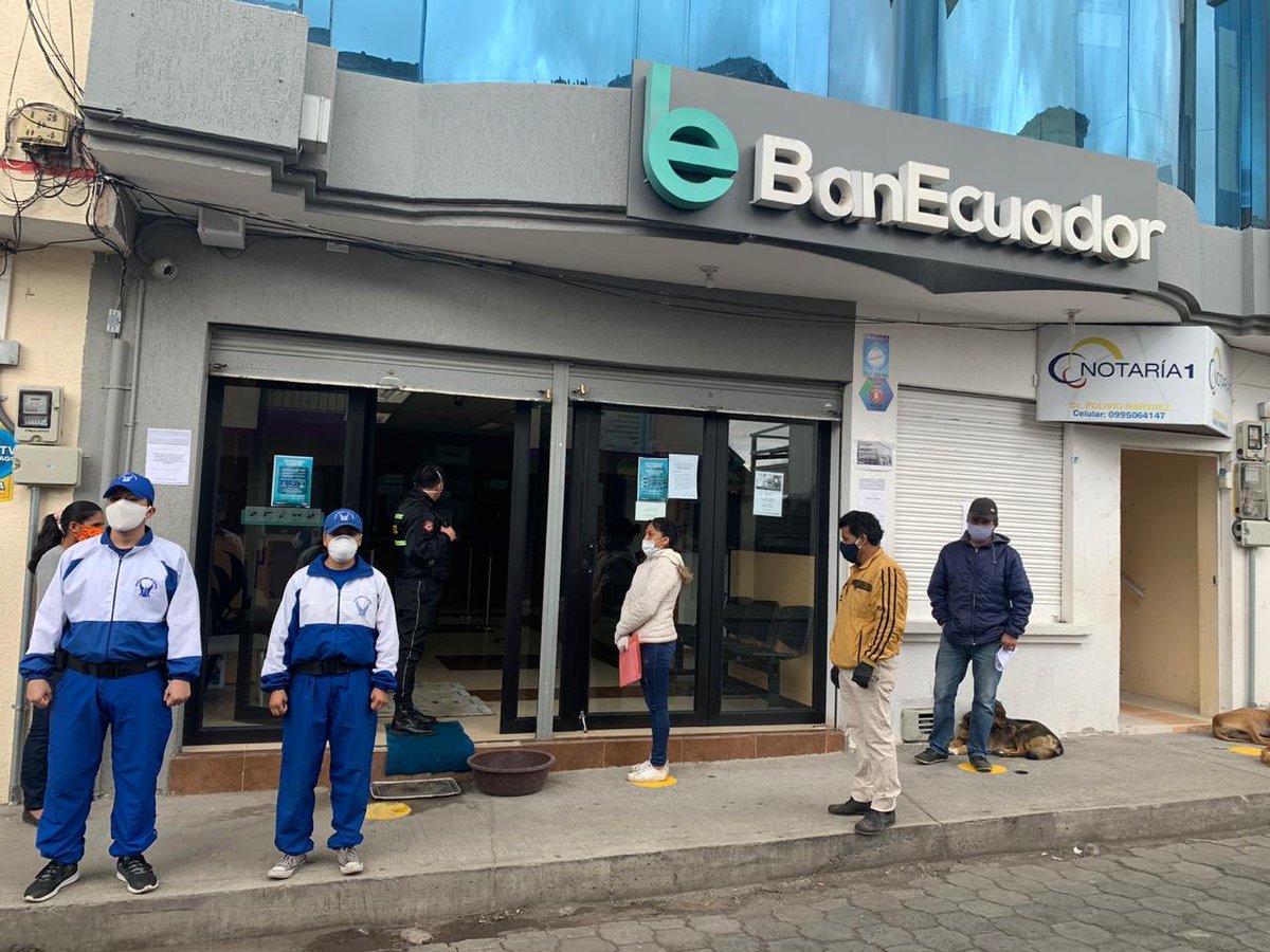 PoliciaEcuador's tweet photo. En #Tungurahua, personal de #Policiclos del #DistQuero, realizan patrullaje preventivo en entidades bancarias, farmacias y tiendas, informando, sociabilizando y controlando el distanciamiento social y las medidas de prevención.

#TuDistanciaEsMiDerecho
#TrabajamosPorTuSeguridad https://t.co/osFUFgRSzi