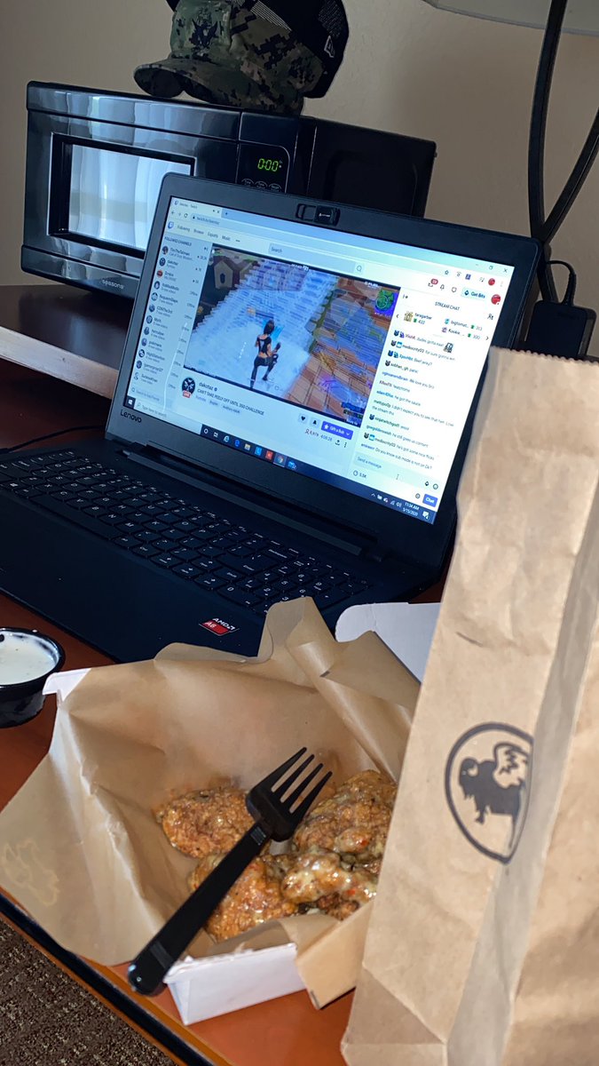 CincoSnipez's tweet photo. Eating lunch w/ @dakotaz 🥵 https://t.co/LWuyCKIXer
