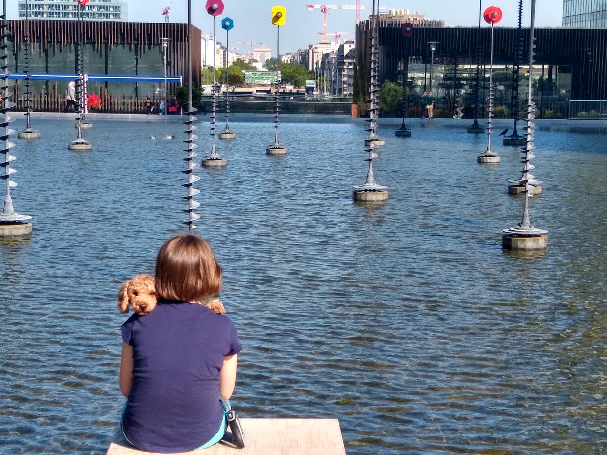 Cuddle to start the weekend - perfect antidote to the #CovidBlues // Un câlin pour commencer le weekend, antidote parfait contre le #CovidBlues ! #LaDefense