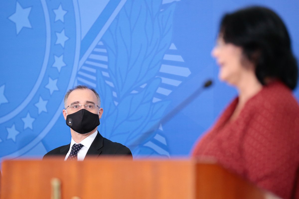 MinAMendonca's tweet photo. Proteger as famílias é preocupação do @govbr, que lançou, no Dia da Família, campanha de combate à violência doméstica. Vamos proteger nossas crianças, idosos, pessoas com deficiência e mulheres! Denuncie: disque 100 ou 180. Min @DamaresAlves, conte com o apoio do @JusticaGovBR. https://t.co/VVFH6itKvM