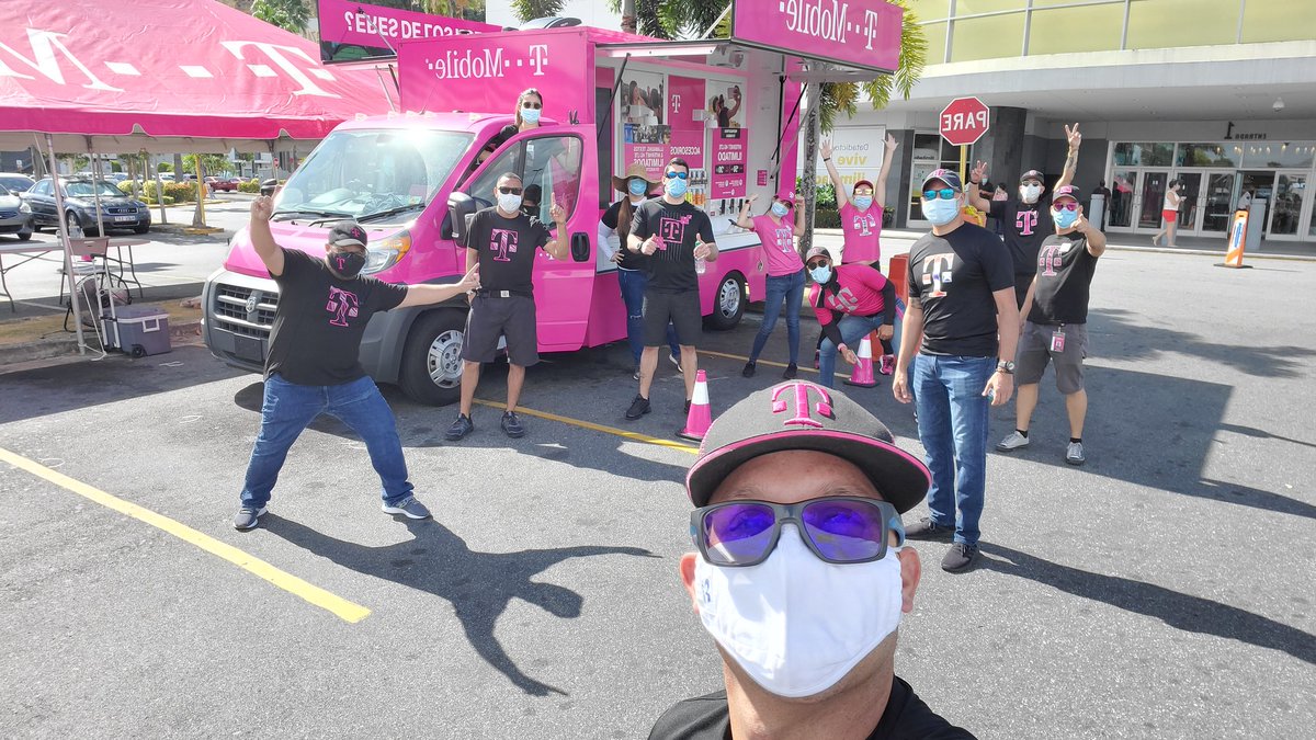 tren_2's tweet photo. Aquí en el servi-carro de Plaza Del Sol sirviendo a nuestros clientes con las debidas precauciones. @MattSalichs @JEMartel @WencyBaerga @JonFreier @TMobilePR #OneTeamOneGoal #LetsGo #TMobile #5G https://t.co/LGtJIvf0C5