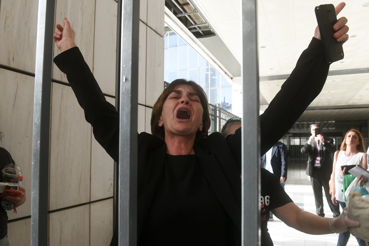 Gath___'s tweet image. Η μητέρα της Ελένης Τοπαλούδη την στιγμή της ανακοίνωσης της απόφασης. Από τον φακό της Τατιάνας Μπόλαρη.