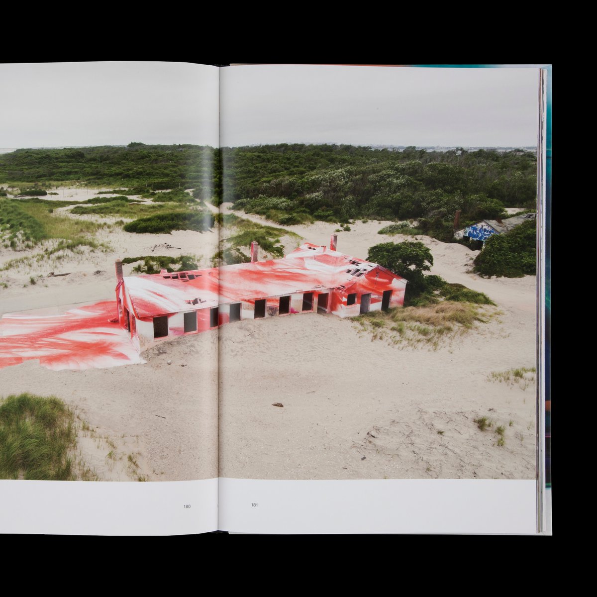 Gagosian's tweet image. #GagosianSpotlight: “Katharina Grosse” is now available for online reading. The book documents the artist’s 2017 Gagosian exhibition, as well as important in-situ works. For our series #FromTheLibrary, we&apos;re making Gagosian titles available online: on.gagosian.com/cFvdCFW