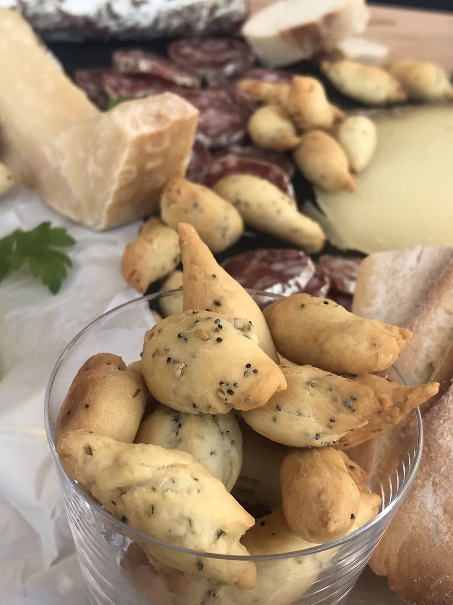 Miiilca1's tweet photo. PICOS CAMPEROS « Comme en Espagne 🇪🇸 » aux Thym et aux Sésames et graines de Pavot 🌿🇪🇸
Un bon petit plateau de fromage et de saucisson 🥓🥖🧈🌿
Il y aussi mes BAGUETTES MAISON SANS TEMPS DE REPOS 🥖🥖🌿👩🏾🍳
#picos #camperos #thym #sesames #pavot #espagne #fromage 👩🏾🍳🌿🇪🇸 https://t.co/2lMVbfzaDn