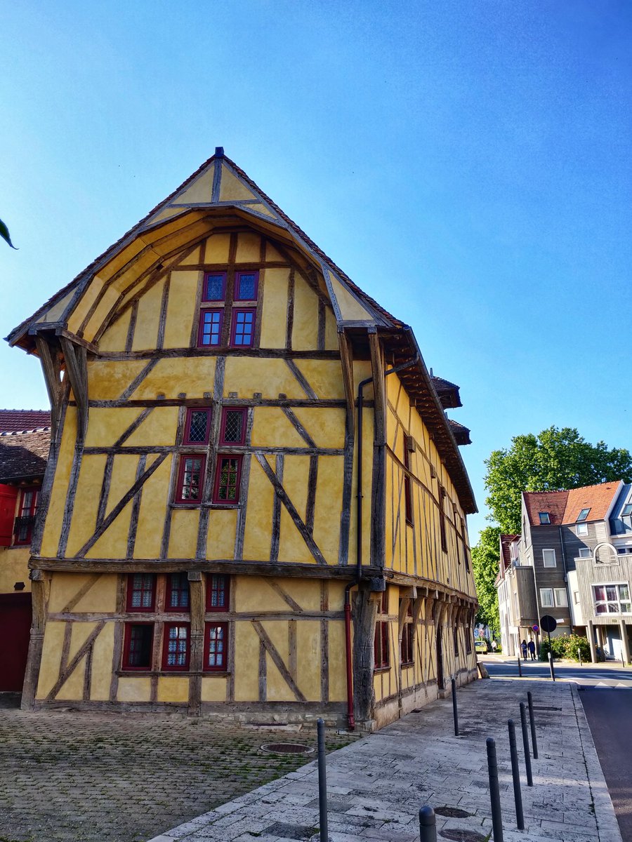  Troyes (10) - La maison de gauche est l'une des plus anciennes de la ville, elle date de 1426 et a été rénovée en 2004.