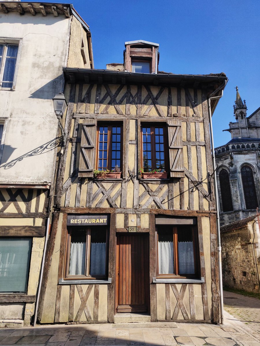  Troyes (10) - La maison de gauche est l'une des plus anciennes de la ville, elle date de 1426 et a été rénovée en 2004.