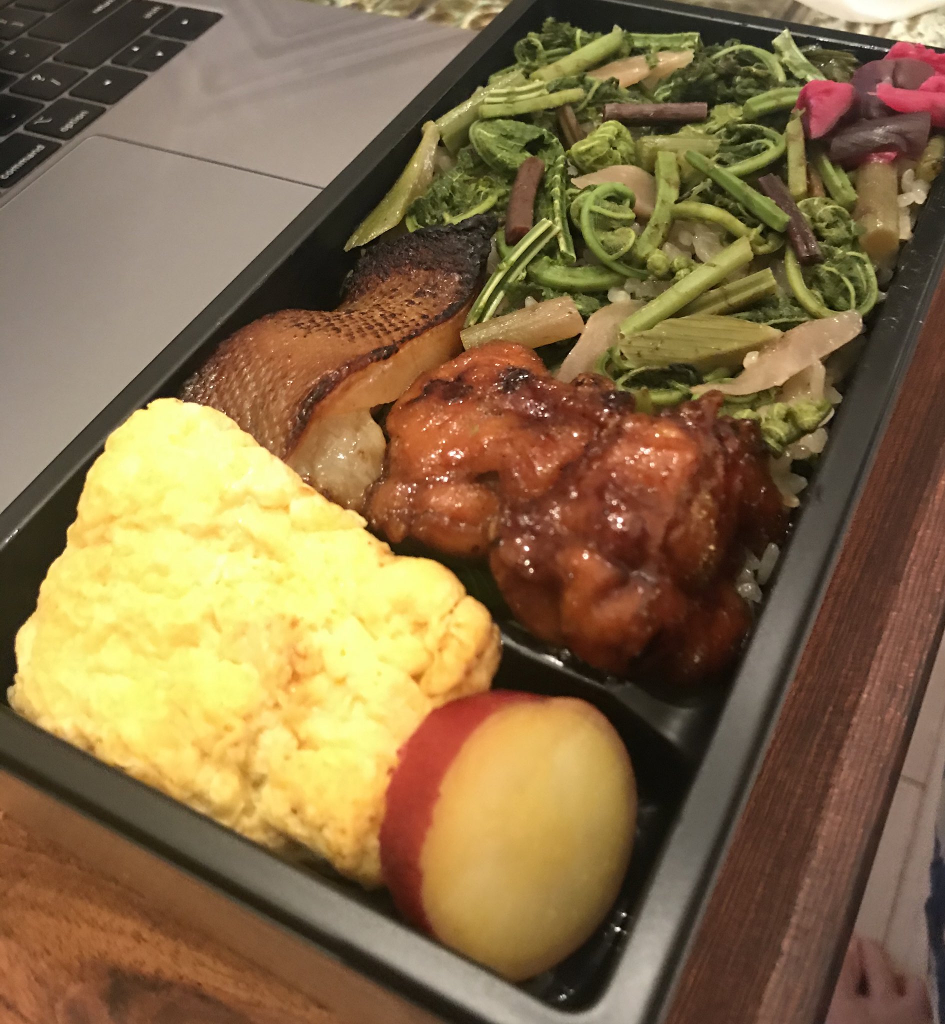 Yu Sasaki 寝る前に飯テロしとこう 赤坂茜坂大沼さんの山菜弁当 魚 肉 山菜の下には山菜たっぷりの山菜ご飯 蕎麦屋でも山菜そば頼むし 実家は山持ちだから 山菜が好き 山菜 バンザイ Yu Sasaki 寝る前に飯テロしとこう 赤坂茜坂大沼さんの山菜弁当 魚 肉 山菜の下には山菜たっぷりの山菜ご飯 蕎麦屋でも山菜そば頼むし 実家は山持ちだから 山菜が好き 山菜 バンザイ