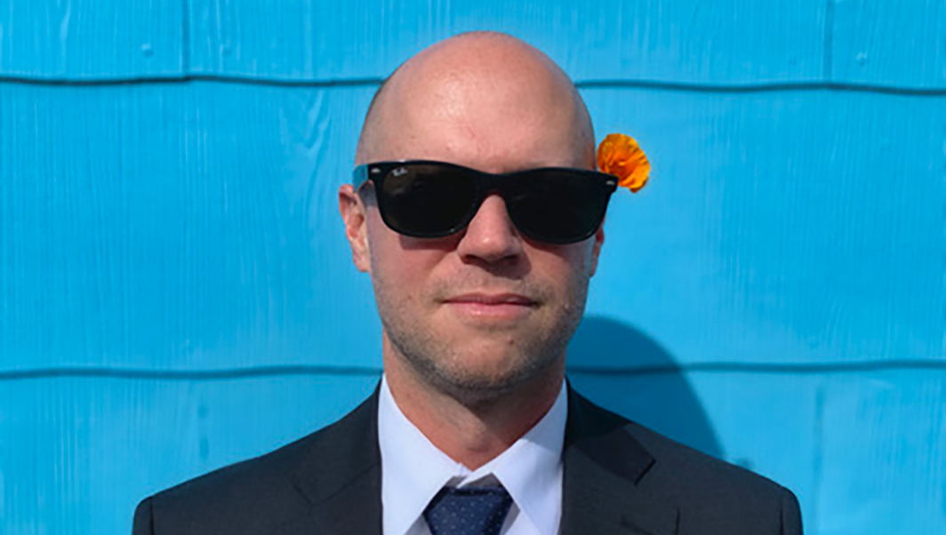 PCulturalist's tweet photo. Watch @BarrettJohnson's new music video for "Desert Island Living Room" and read our exclusive interview with him! https://t.co/lcnqnJ1XaX https://t.co/LXTbksJK1b
