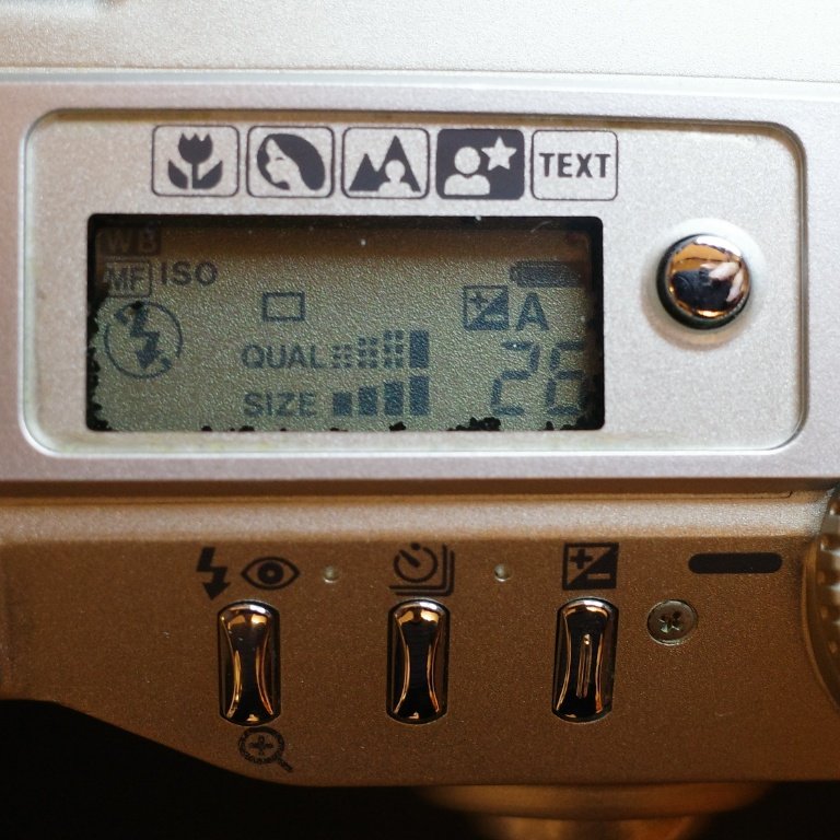 taku3boku3's tweet photo. この辺のデザインはよく似ている。
VECTISでかなり小さくなったカメラが、デジタル化でここまで大きくなってしまったのを見たとき、退化したなぁと感じたものでした(その後また小型化が進んでいきますが)。
#MINOLTA #VECTIS 300 #APSfilm
MINOLTA #DiMAGE S304 #21DC
#ミノルタ #ディマージュ https://t.co/XMovNQgiQ3