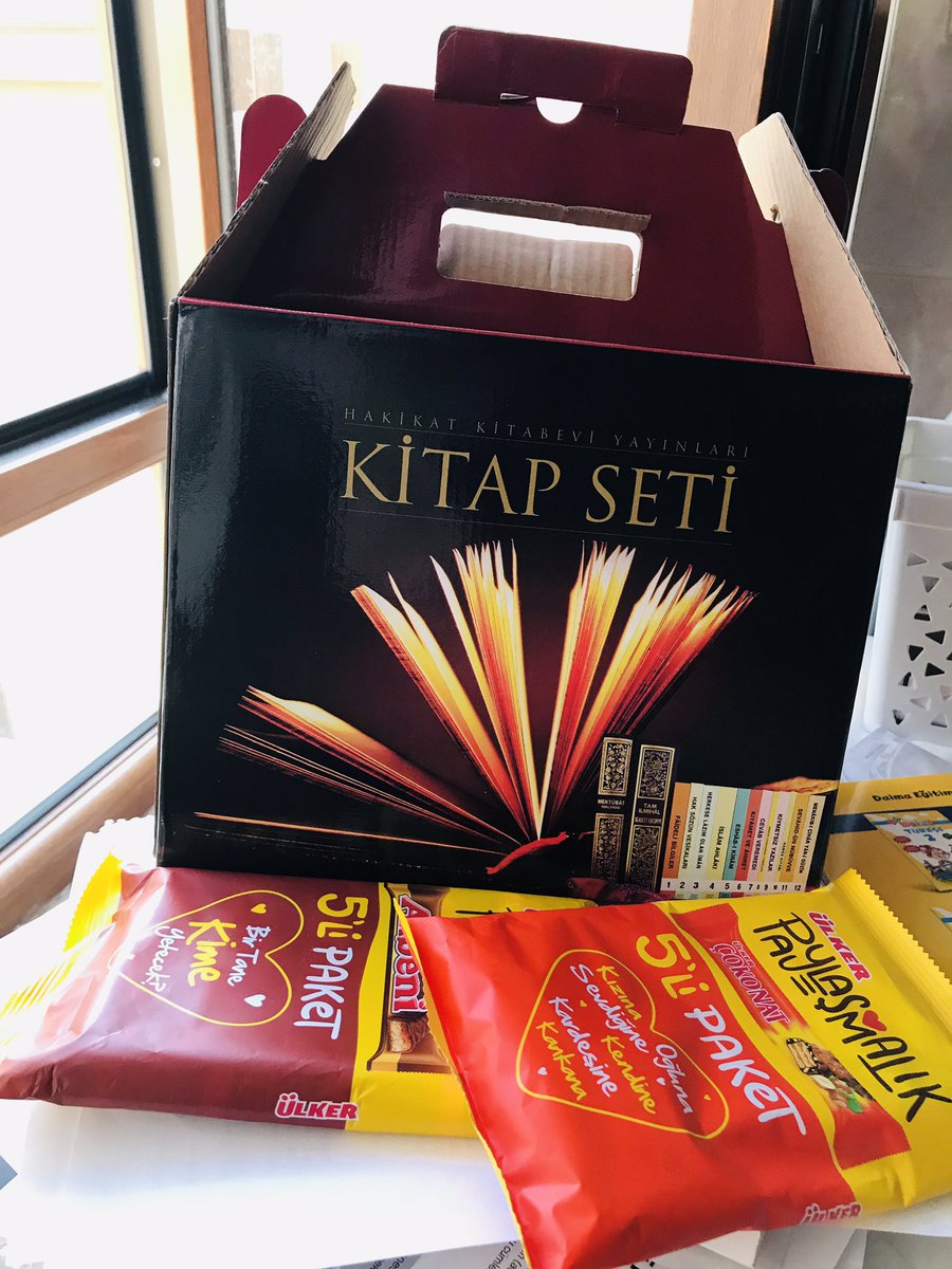 Hasretle beklediği kitaplara kavuşan bu güzel yavrumuz vatana millete hayırlı bir evlat olur inşaallah.

Kitap hediyesi için paylaştığımız formu doldurmanız yeterli.
forms.gle/jjaVmHvgNK81Mg…

(Daha önce bilgilerini gönderenlerin formu doldurmasına gerek yok)
 #tgrtsahurvakti
