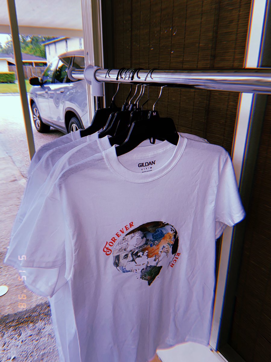 ForeverrichLife's tweet photo. We Living Forever In A Rich World ! The Money Globe represents Eternal Wealth and Livin Forever In a Rich World but the wealthy way.. Shirts are available in sizes small/medium/large. Plus sizes will have to preordered.
Blue Huncho, Money Green, and Pink Bands are available https://t.co/TAWSbirj6D