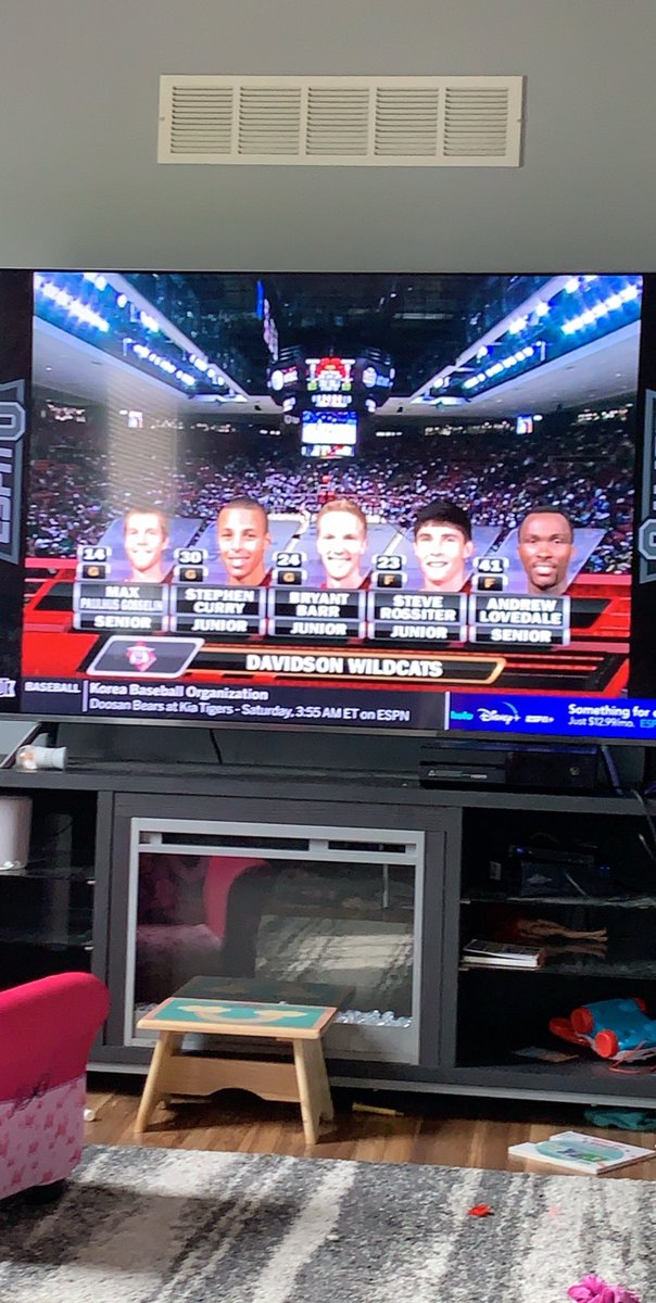 ColeWorld1340's tweet photo. Watching a young @StephenCurry30 go off for 44 against Oklahoma #throwback #NCAA #WeneedSports https://t.co/V26UPlPnnN