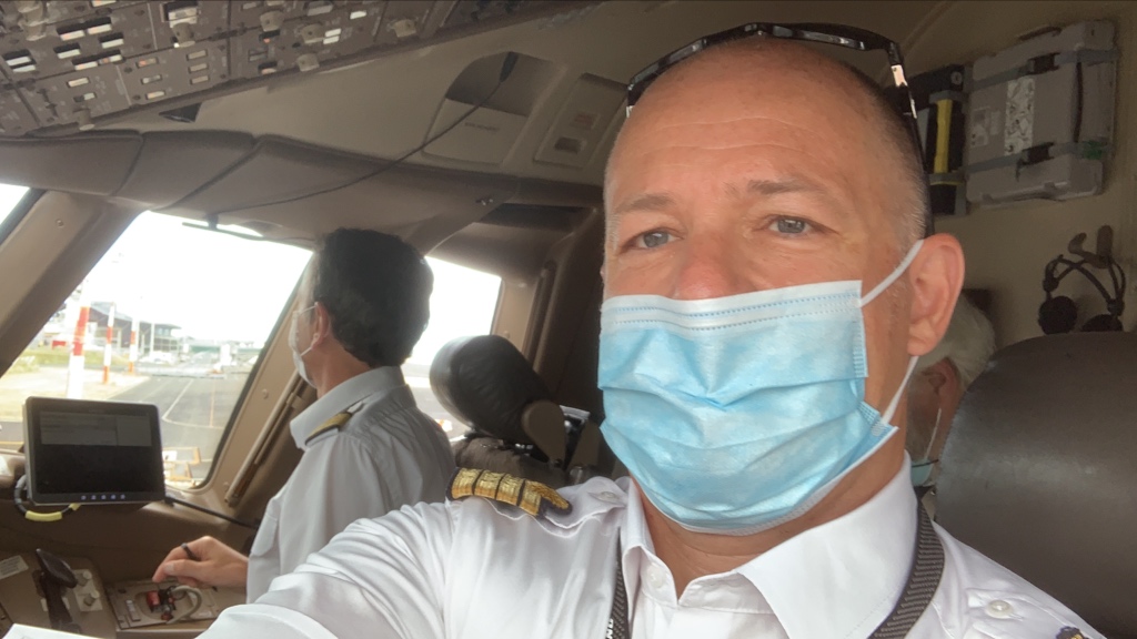 zepyaf's tweet photo. Petit recap’ au retour de cette grande journée :

1) le masque de 7h à 23h (sauf 3h de repos dans la couchette) c’est pénible. Respect aux soignants.

2) un 777-300ER TOTALEMENT vide, ça dépote : 2700 ft/min sur toute la montée, le FL400 en 14min. 

#AF645 #PilotLife https://t.co/NZtY5Cyfoc