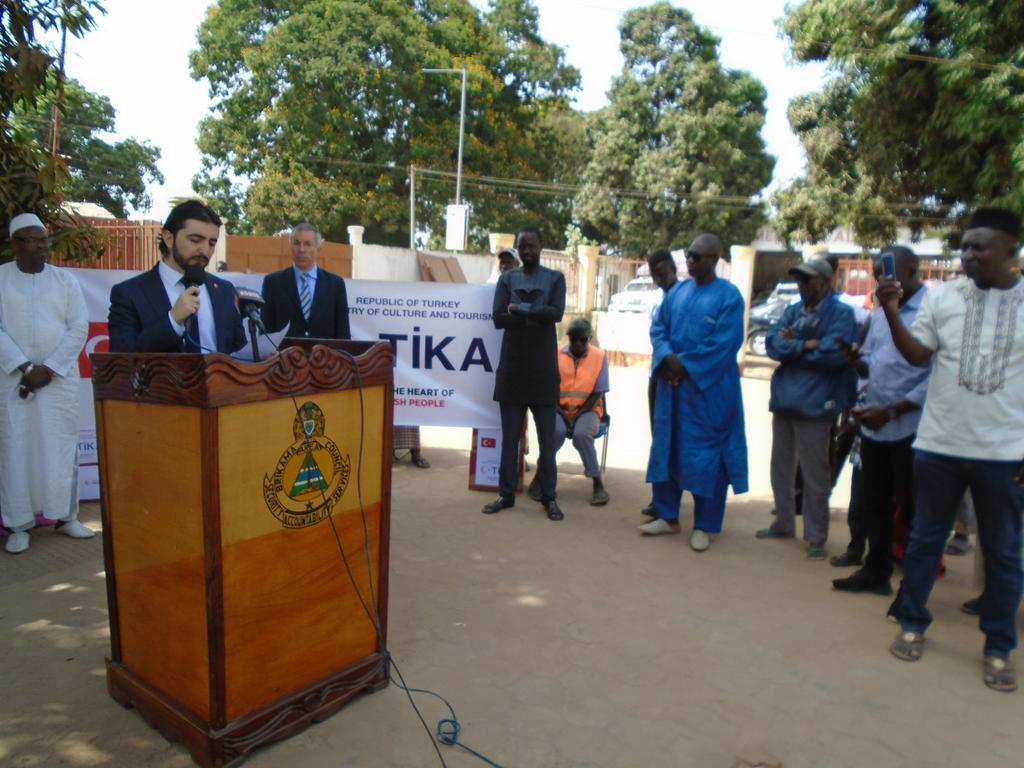 Chairman of the Council, has earlier today took delivery of 250 food aid packages donated by the Turkish Cooperation and Coordination agency for onwards distribution to 250 households. 
The items include Rice (25kg)250 bags, cooking oil (5litre)250 gallon and Sugar (5kg)250 bags.