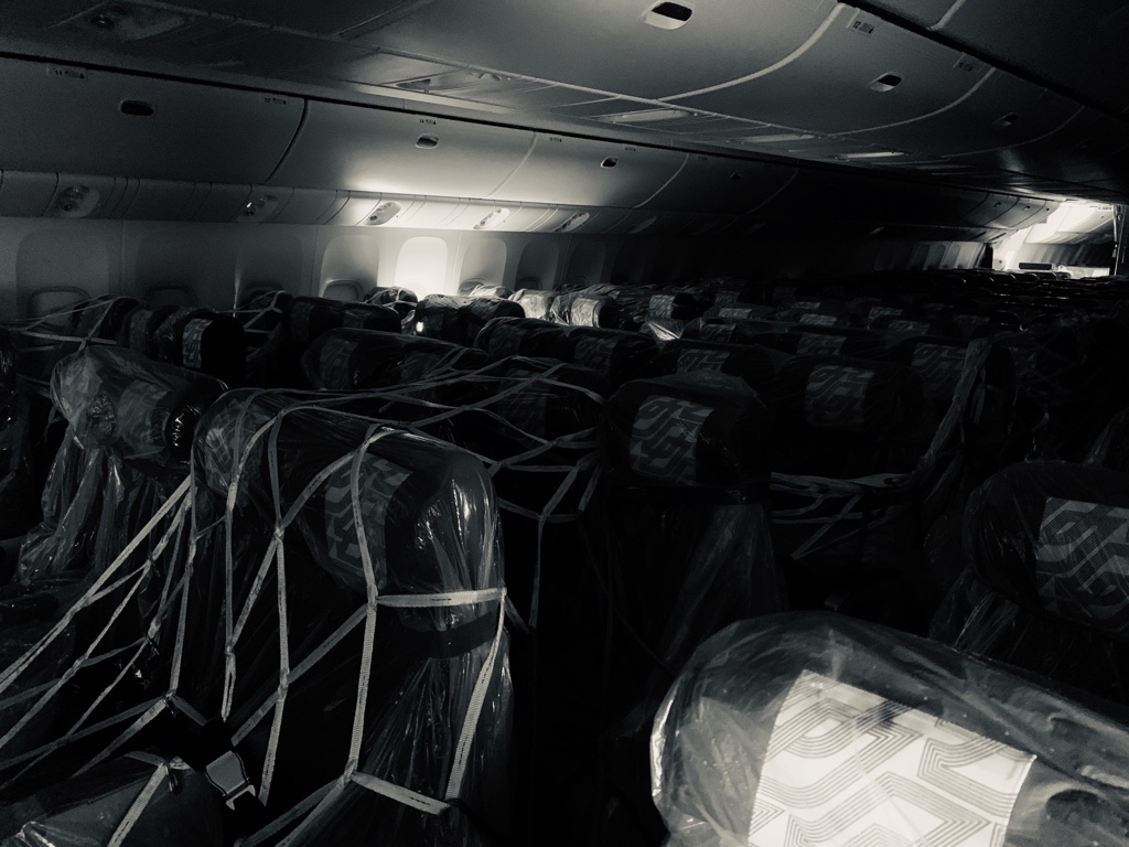 zepyaf's tweet photo. 3) Notre 777 était une version « passagers », aménagé pour recevoir du fret en soute ET en cabine. Des filets de retenue et des protections sont installés sur les sièges.

Ça lui donne un petit aspect « château hanté » avec bâches et toiles d’araignée, non ?

#AF645 #PilotLife https://t.co/XodZBmvp4S