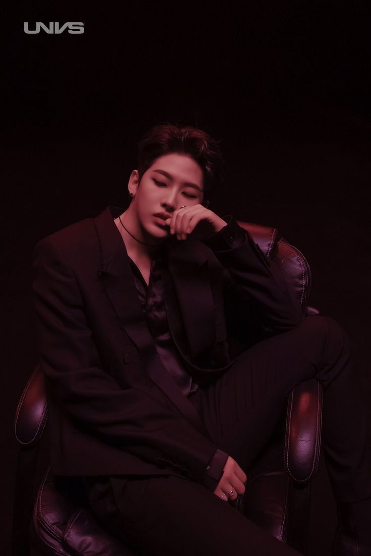 ◌₊YY• Stage name: YY• Nome de nascimento: Jin Yongyong• Posição: Vocalista e center• Aniversário: 30 de agosto de 1991