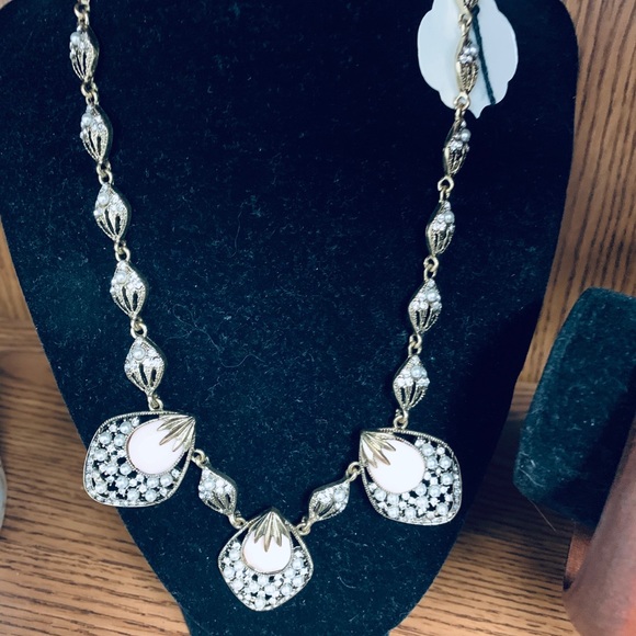 pjsview's tweet photo. So good I had to share! Check out all the items I'm loving on @Poshmarkapp #poshmark #fashion #style #shopmycloset #plunder #copperkey #jenniferlopez: https://t.co/DrwzQCYswr https://t.co/UXqzkrlIat