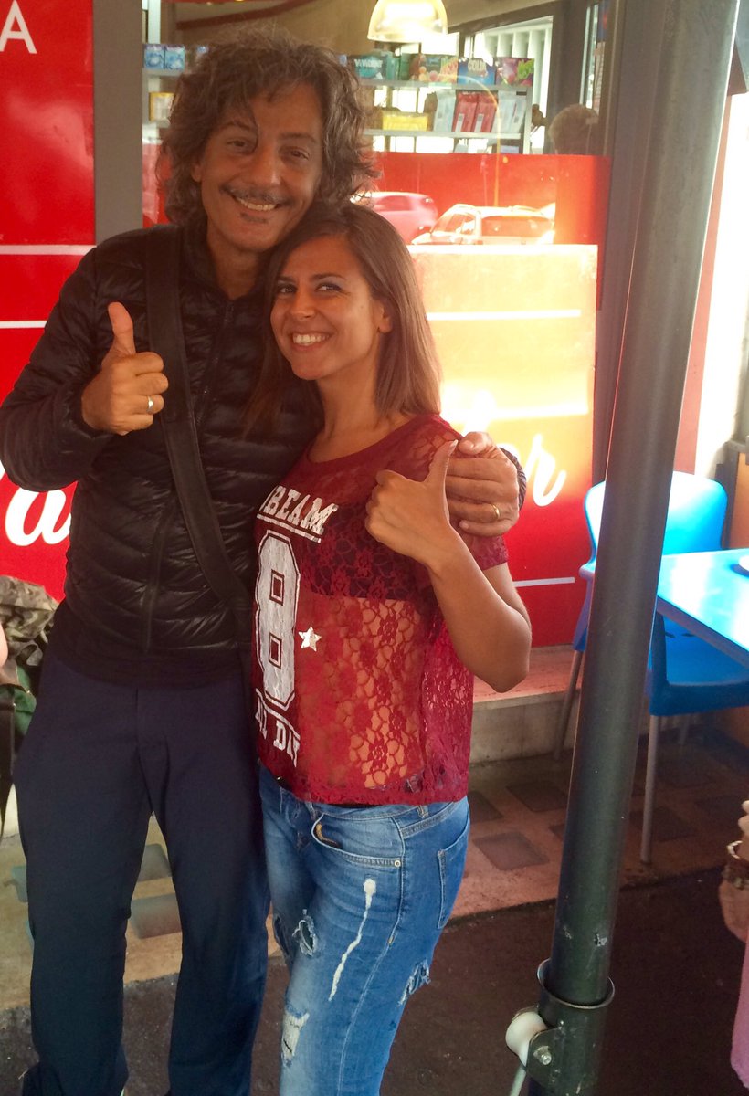 Frusla's tweet photo. Lui è il mio fidanzato da quando avevo 6 anni .. ma lui non lo sa 😂😂 ... auguri all’artista più artista che ci sia!! Il 60 enne più bello del mondo ! Auguriiii Fioreeee @Fiorello https://t.co/TytHQkSo6D