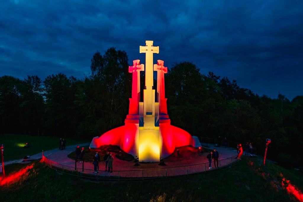 Los colores de la bandera de #España han iluminado hoy el monumento de las Tres Cruces en #Vilnius como muestra de solidaridad en la lucha contra el #COVID19.

¡Muchas gracias a nuestros amigos de #Lituania! Ačiū, bičiuliai!

🇪🇸🇱🇹

#EsteVirusLoParamosUnidos