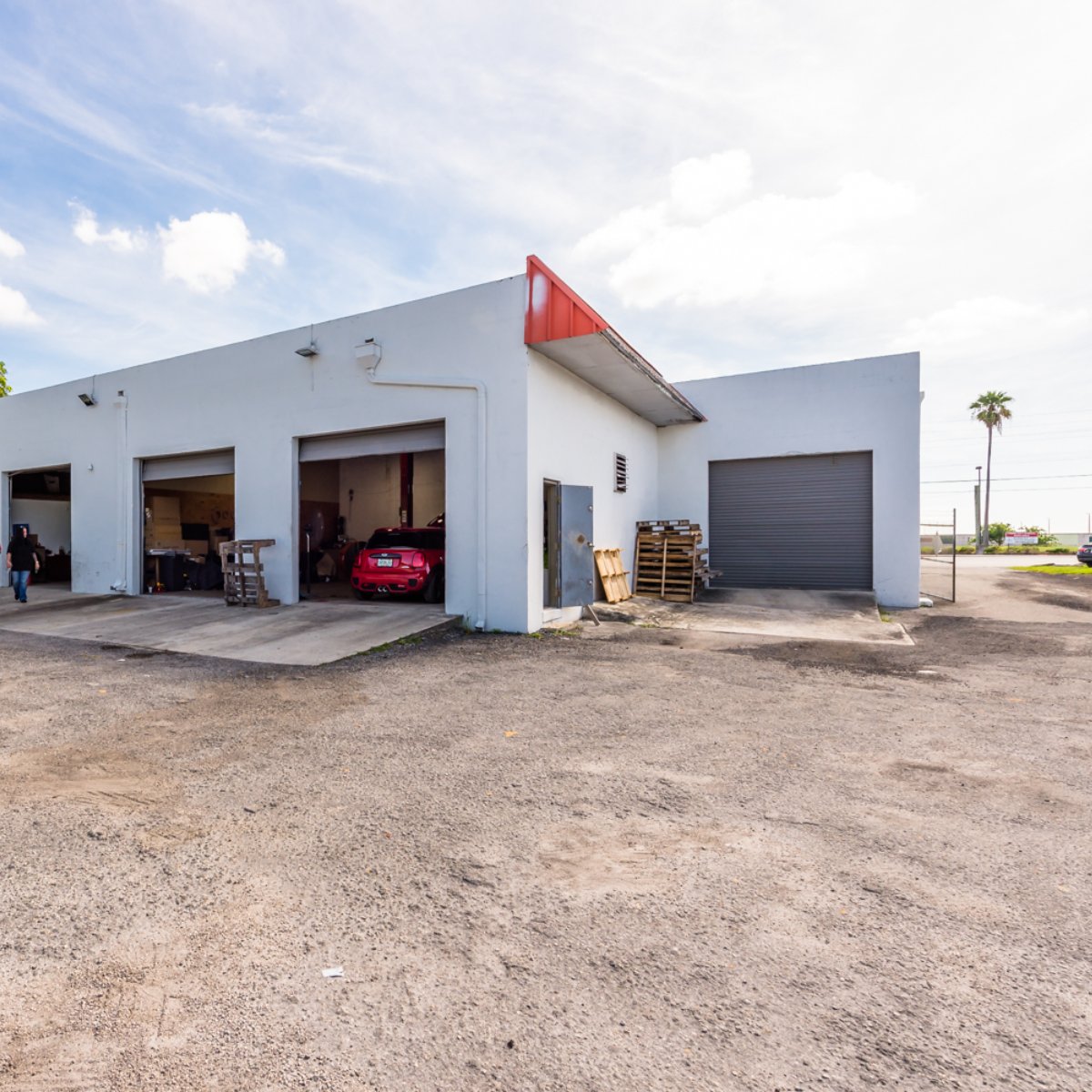 CustomWheelConn's tweet photo. We run a tight ship in our shop because it's our top priority to make sure your car is in perfect shape for driving. https://t.co/4RfXwoDG2h