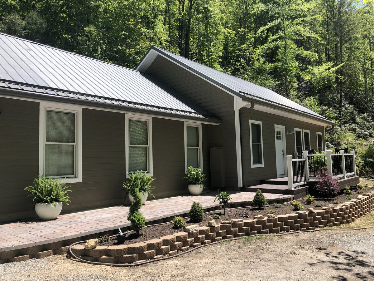 MBarlow97's tweet photo. My dad decided to buy a barn {like horses really did live here first} &amp; make it a home. We recently just finished the outside area so here is the before and after🐴🏠 https://t.co/kN9Fetnr49