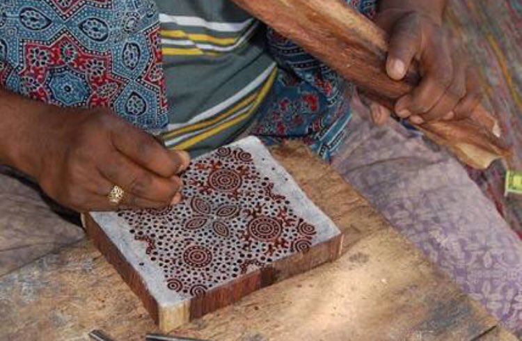 AshaNakumBJP's tweet photo. This intricate handcrafted block-printing technique came to #Kutch from Sindh some 400yr ago at behest of the King of Kutch, who invited craftsmen(Khatri community) to come&amp;practice their art on the banks of Dhamadka river. #Ajrakh, has remained unchanged over the last millennium https://t.co/b5scTDMxrE