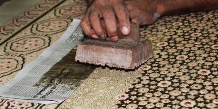 AshaNakumBJP's tweet photo. This intricate handcrafted block-printing technique came to #Kutch from Sindh some 400yr ago at behest of the King of Kutch, who invited craftsmen(Khatri community) to come&amp;practice their art on the banks of Dhamadka river. #Ajrakh, has remained unchanged over the last millennium https://t.co/b5scTDMxrE