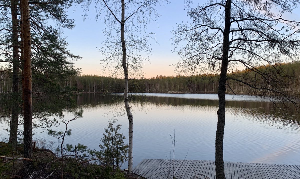 TimoTossavainen's tweet photo. Siinä se on - puuttuvan laiturin paikka. Huomenna tilanne korjaantuu, kun tulee uusi #Norppa-laituri tähän rantaterassin edustalle. Kuva otettu saunan kuistilta. Mukavaa maaseutu’maisemaa. #kesämökki #laituri #rantaterassi #sauna #maisema #Kuomiokoski #Savo https://t.co/mhbsBmEPFq