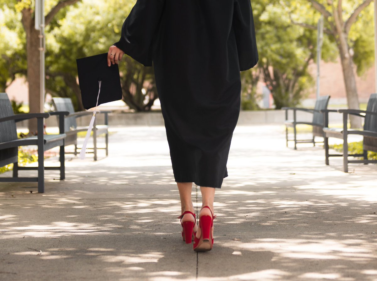 Feeling good, like I should. 🎓😊
#summacumlaude #graduate #utrgv