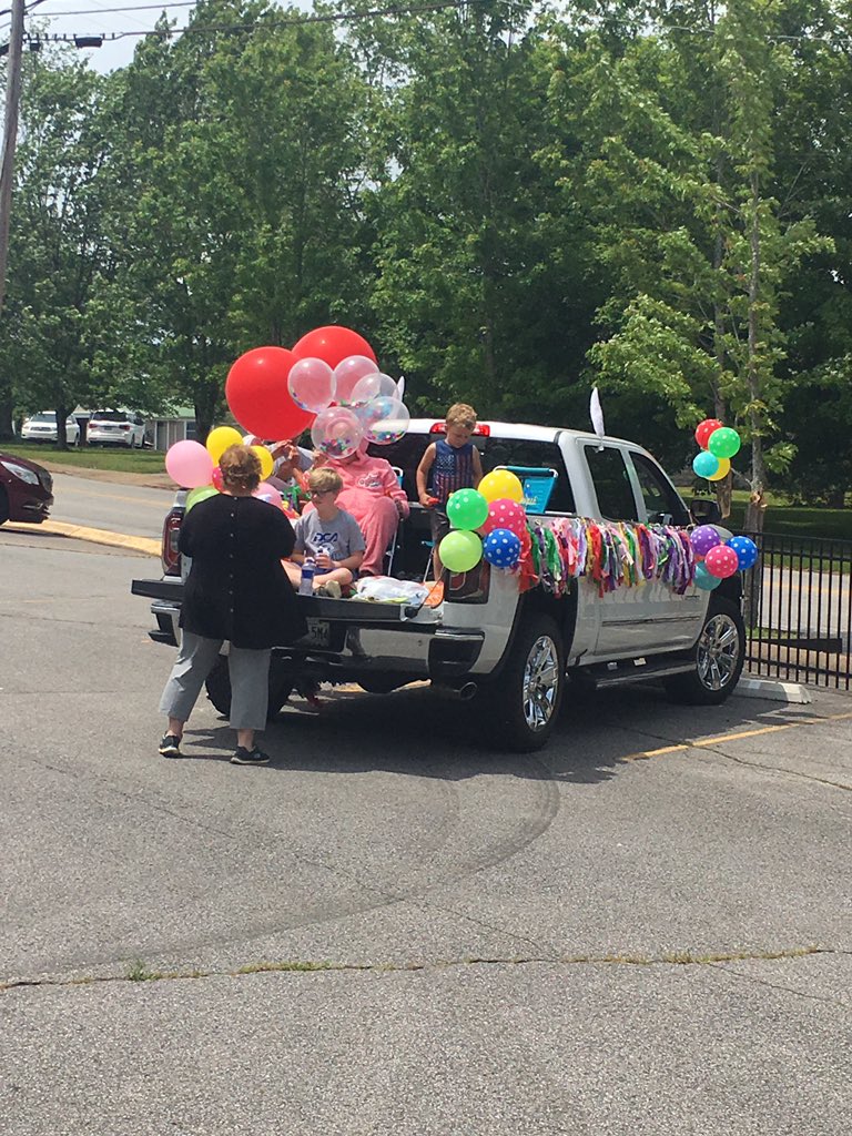 valleypt's tweet photo. Waverly parade for those shut in , magnolia place, Humphreys county nursing home , Waverly Health Care https://t.co/jappWCWY06