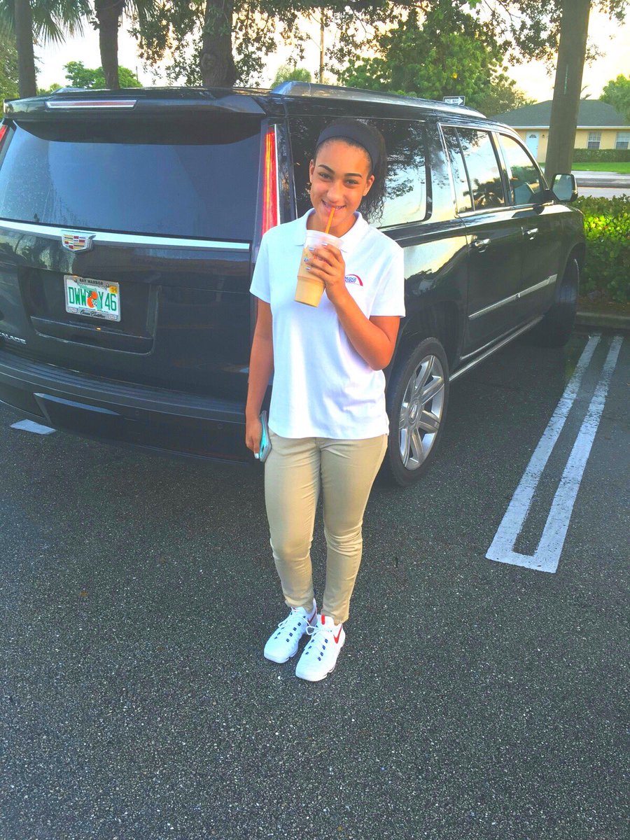 NashaniGilbert's tweet photo. First day of freshman year to the Last day of senior year!! A lot has changed in the past 4 years (even my coffee order). But one thing that stays the same is I still run on dunkin😝Thank you Dunkin Donuts for getting me through high school💖 #thisdegreerunsondunkin @dunkindonuts https://t.co/7KwLLeqcGT