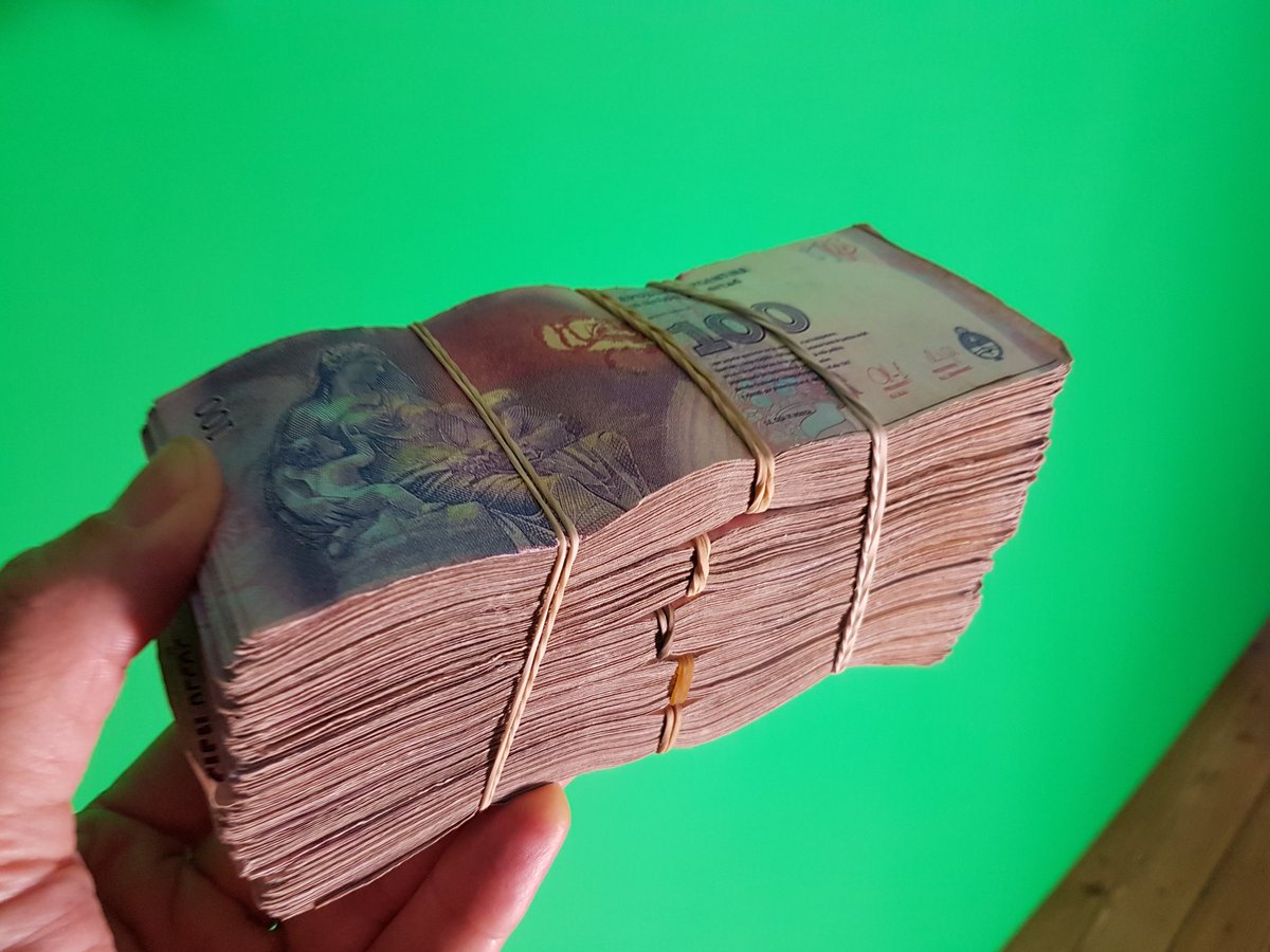juancristonomo's tweet photo. "300 dolares". Oleo sobre gobierno. Presidencia Alberto Fernández. 
De la serie "Welcome to Caracas". Circa 2020 https://t.co/zUrIUL54IR