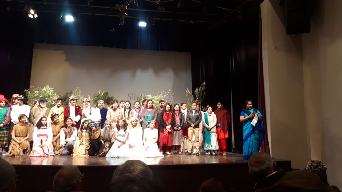 uff_amara's tweet image. Don't act . Do it how you will react according to the character. 🎭
#missingthetheatre #partsofme #theatregreek #theatrelove 💙