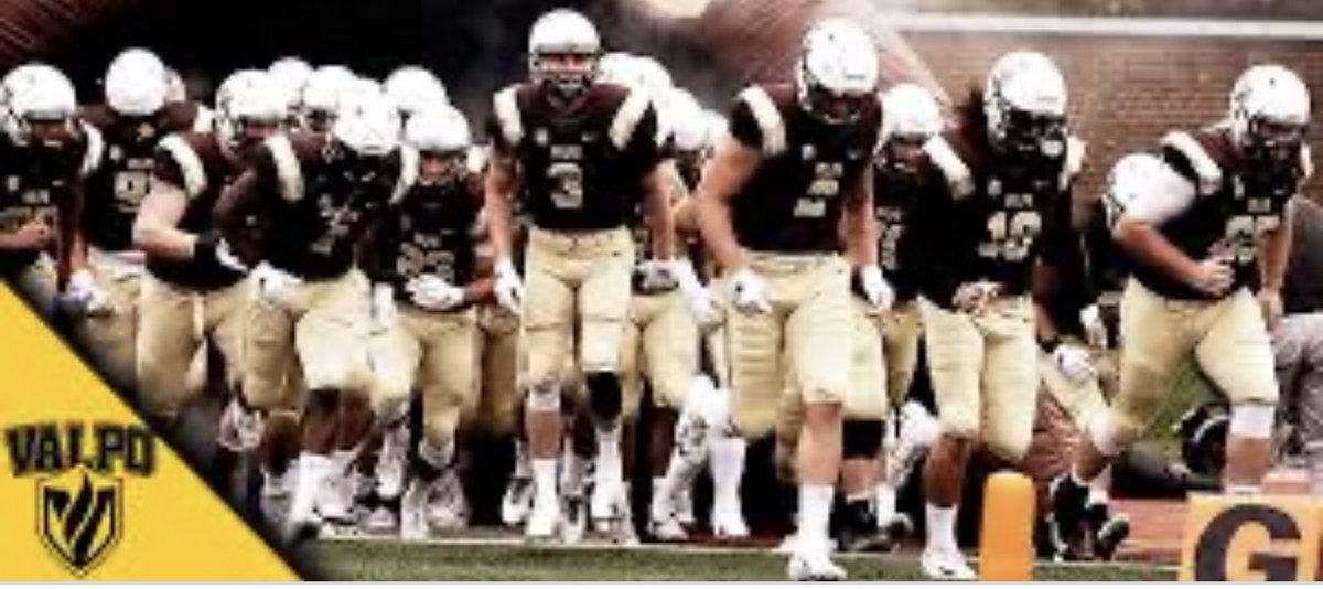 BrettBerg17's tweet photo. Thankful to receive my first offer from @valpoufootball after talking with @Coach__Robinson #OfferFriday https://t.co/EVBEwd8wRt