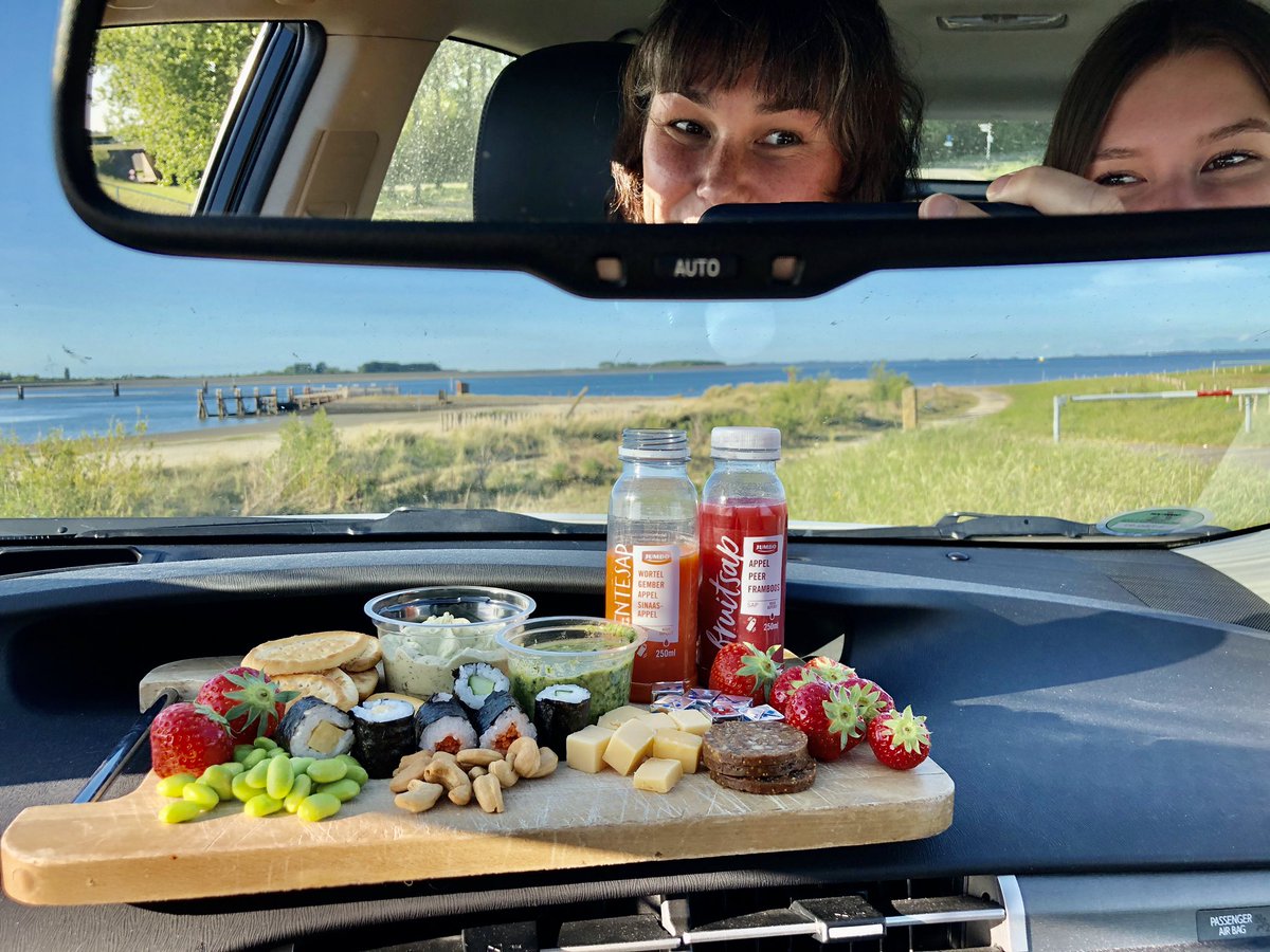 iravh's tweet photo. Eindelijk uit eten geweest!!!!! Superfancy eigen restaurant aan de Oosterschelde.
#healthy #veggie #checktheview #dinnerdate #daughter https://t.co/KaNRUDqCD6