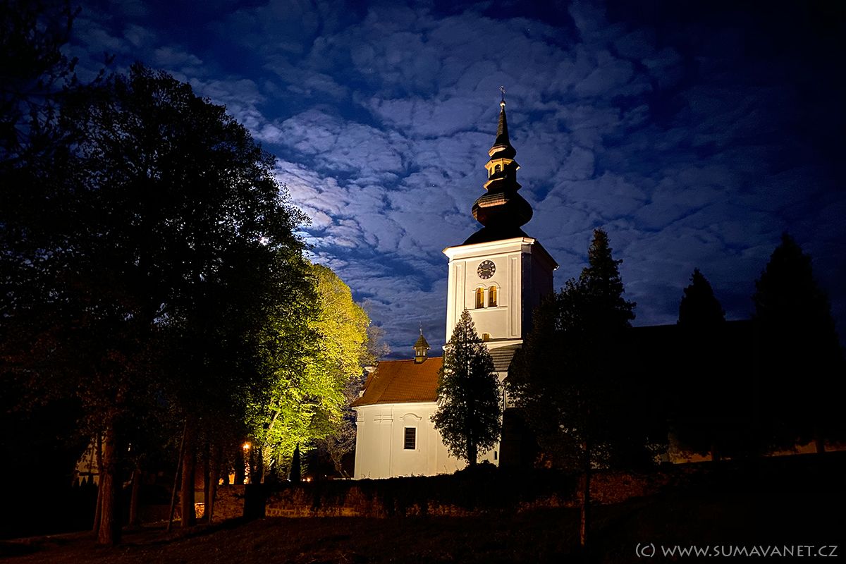 sumavanet's tweet photo. Dobrou noc Vám přejeme z Kolince, kouzelného městečka mezi městy Klatovy a Sušice. https://t.co/PKuz3ktdmH