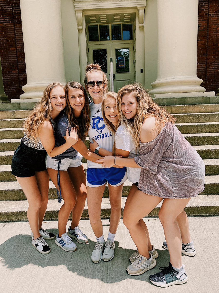 Us seniors truly couldn’t have gotten luckier with this freshman class. I’m so excited to see all the things you girls accomplish and I’ll be rooting you on the whole way. I love you girlies soo so much <3 @laynajohnson119 #realtears #scohose