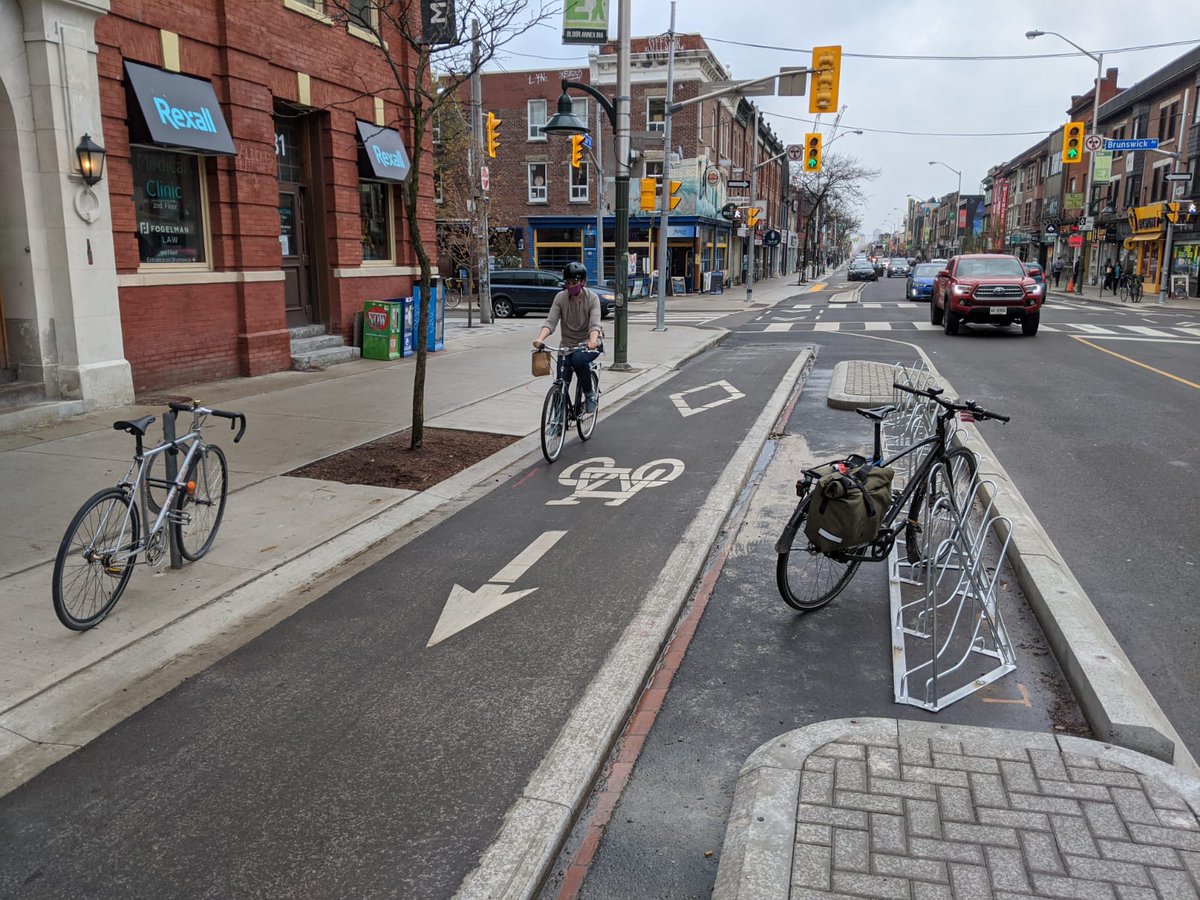 Bike lane. Bloor Street Toronto. Bicycle Street place. Сарос стрит l двойной.