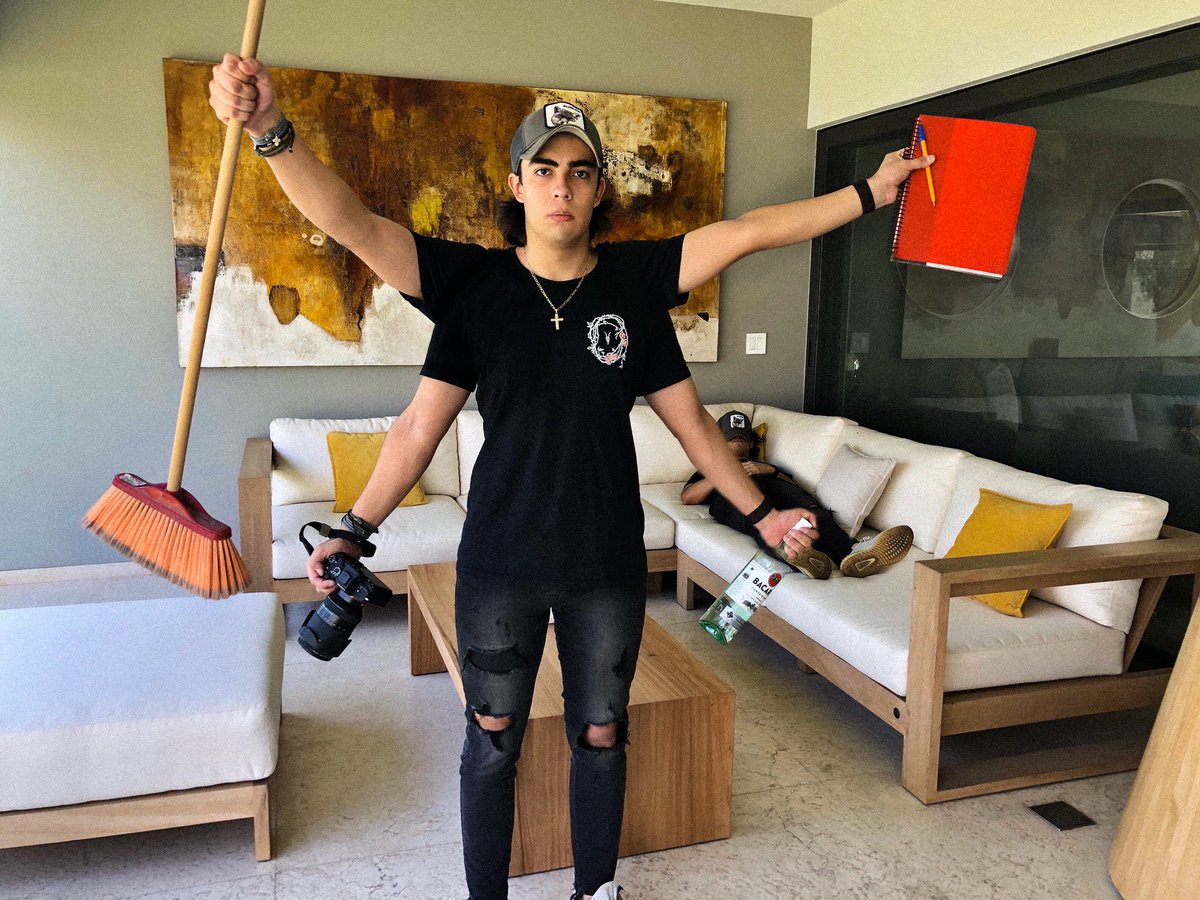 diegoglezc98's tweet photo. Cuando no he terminado mis deberes y mi mamá me sigue pidiendo más... https://t.co/EBWPBVNKpw
