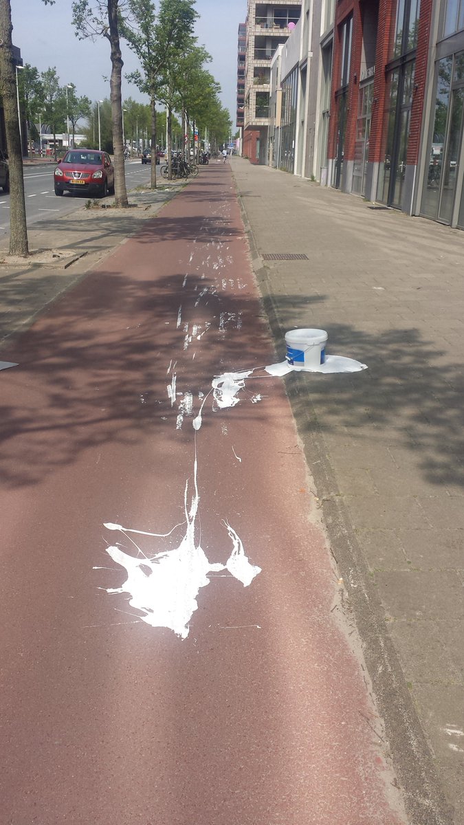 Heldere zaak. Ridderspoorweg (nomen!) A'dam. Check  verfafdruk op fietsnietje (onderin foto l)! Plakte nog. Van hand/fietshandvat dader; heeft hier even staan huilen, selfie geschoten, of iets ertussenin. En de plaat gepoetst, pleiterik gemaakt. #verfvlekkenarchief  @hansaarsman