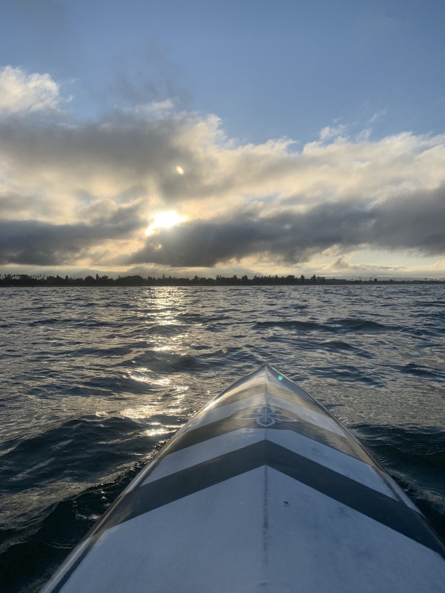 2littlewings's tweet photo. Pretty beautiful out on the bay this morning. Where do you find breathing room? @DaveBoehne #sup #infinitysup https://t.co/e87rTCr9o5