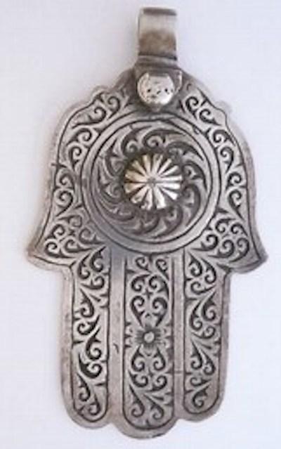 LawrenceMorocco's tweet photo. Jinn—supernatural entities both feared and worshiped—are warded away with amulets like this Fatima hand. This common protection amulet is everywhere in Marrakech. Learn more in T.R.'s entrancing book, LAWRENCE OF MARRAKECH: The Magical Markets of #Morocco.
https://t.co/zqgRqYuH2T https://t.co/krbKUcm0ke