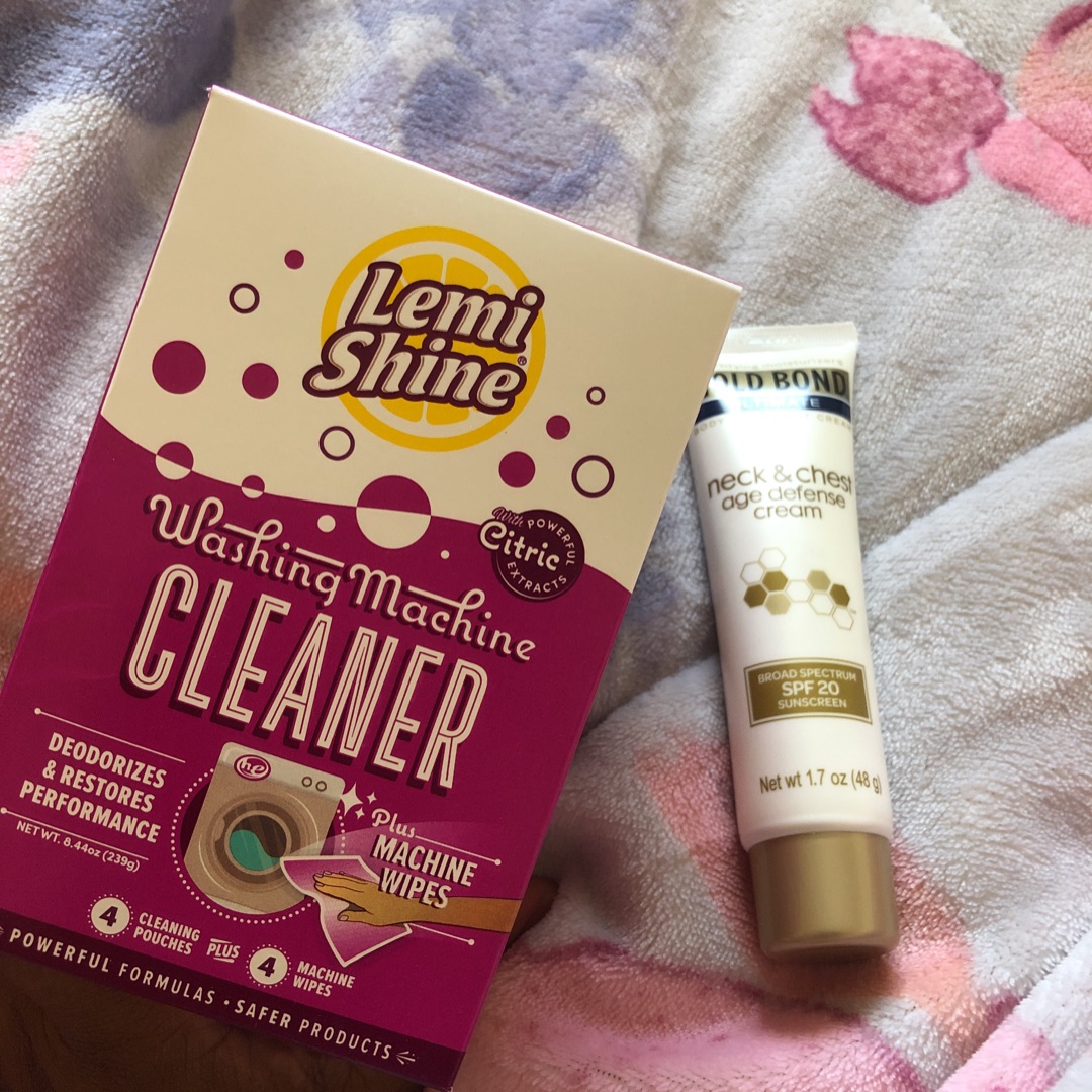 Amirah_Renee's tweet image. Unfortunately I ate the marshmallow lol! But here is the photo of the other two products @Influenster @Snackapade @Lemishine #SpringForwardVoxBox #complimentary
