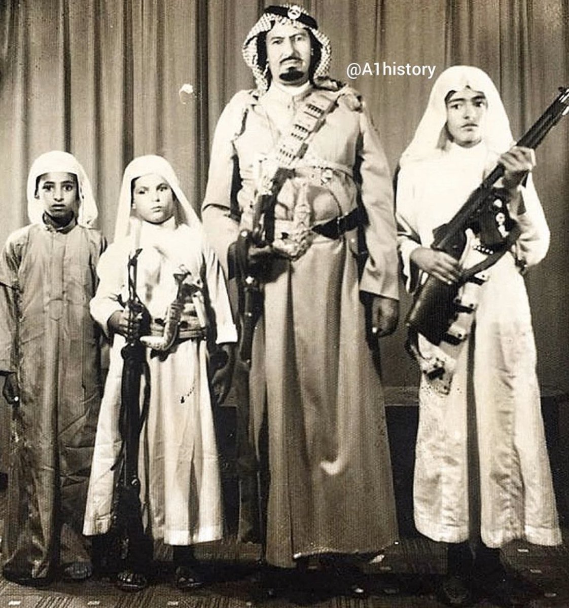 الشيخ محمد بن مترك بن #شفلوت القحطاني - رحمه الله -
وابناءه من اليمين
مترك و بندر و عشق 
وهو امير الفوج الرابع عشر في #الحرس_الوطني و شيخ شمل قبائل #عبيدة واحد الفرسان الذي شاركو في توحيد البلاد  
توفي في عام  ١١/٦/١٤١٤ للهجرة
•
التقطت الصورة في عام ١٣٨٧ هـ