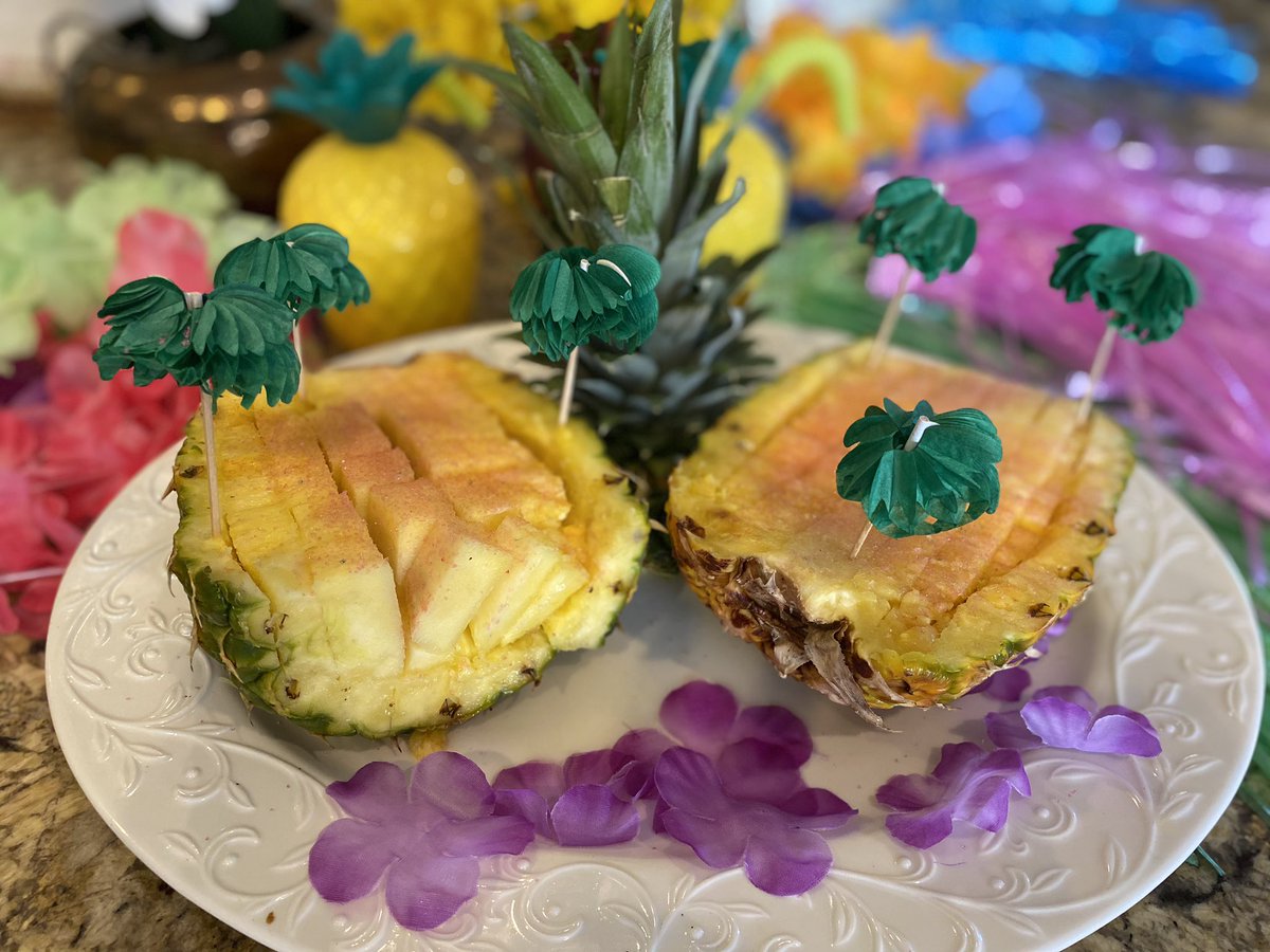 MinnieMouseEars's tweet photo. Voila! @DoleTweets pineapple transformation for the #athome luau fun! https://t.co/gyvyXD6K98
