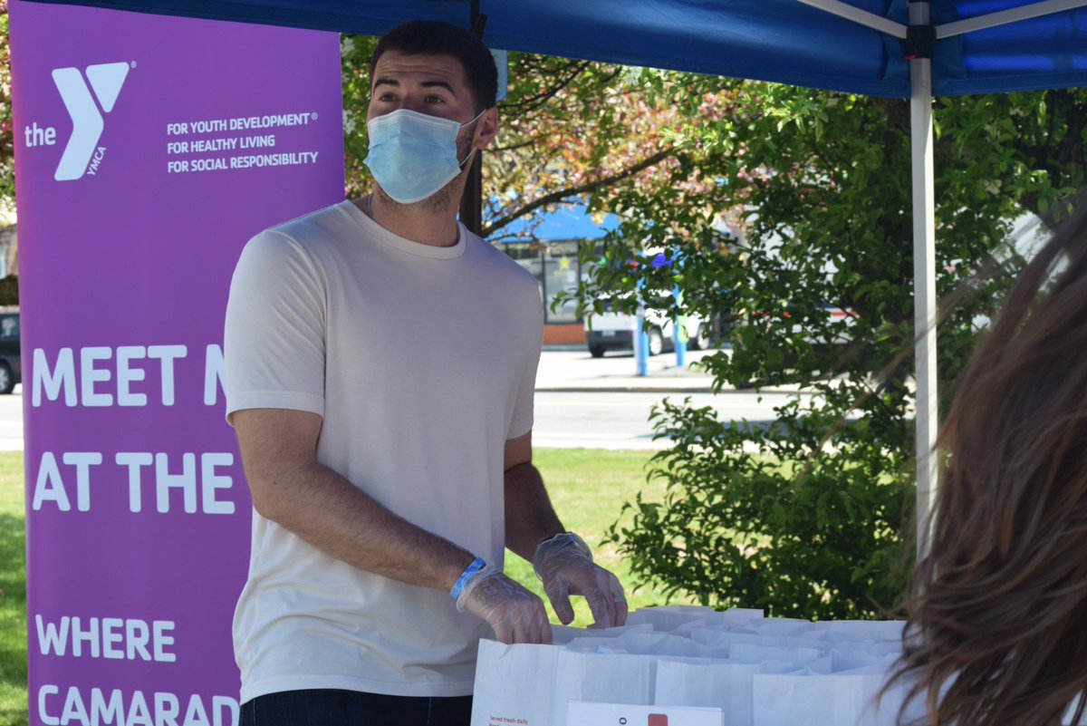 EdHurleyYMCA's tweet photo. Thank u @Patriots qb @jarrett_stidham for providing more than 1000 lunches to kids in North Attleboro and Milford today. And to Y emergency child care staff at the Kraft Family Center
Proud of @HockomockYMCA impact and grateful for caring friends like Jarrett and Kennedy Stidham https://t.co/5PNAeaMWMP