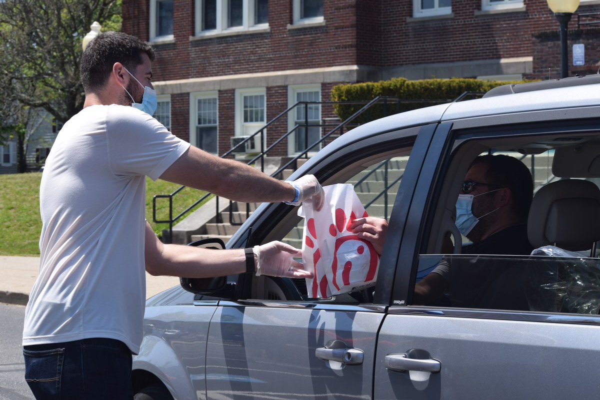 Thank u <a href="/Patriots/">New England Patriots</a> qb <a href="/jarrett_stidham/">Jarrett Stidham</a> for providing more than 1000 lunches to kids in North Attleboro and Milford today. And to Y emergency child care staff at the Kraft Family Center
Proud of <a href="/HockomockYMCA/">Hockomock Area YMCA</a> impact and grateful for caring friends like Jarrett and Kennedy Stidham