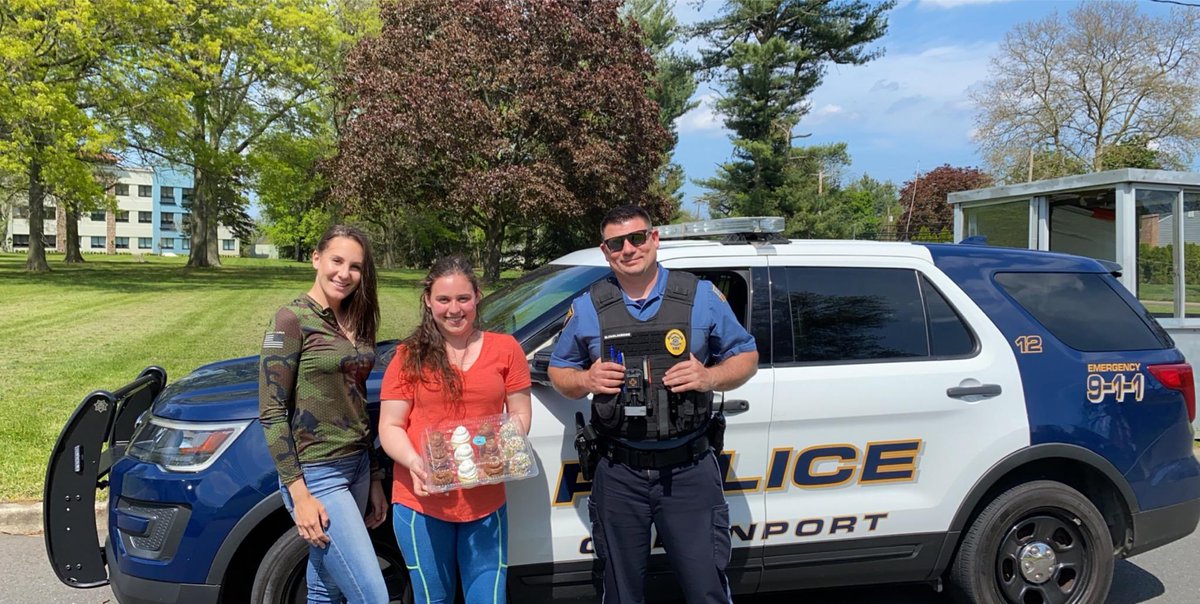 Oceanport_PD's tweet photo. A special thanks to Cupcakes of Hope and the House of Cupcakes for their special delivery! 🧁🧁 https://t.co/v0lqWY3rSq