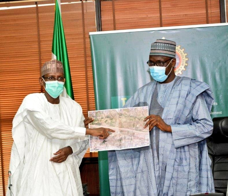 PRESS RELEASE:

#COVID-19: FCT Minister Lauds @NNPCgroup's Medical Initiatives
… Offers Land for Modern Health Facility  

The Minister of Federal Capital Territory Administration (FCT), Mallam Muhammad Musa Bello, has commended the leadership...

More 👇
m.facebook.com/story.php?stor…