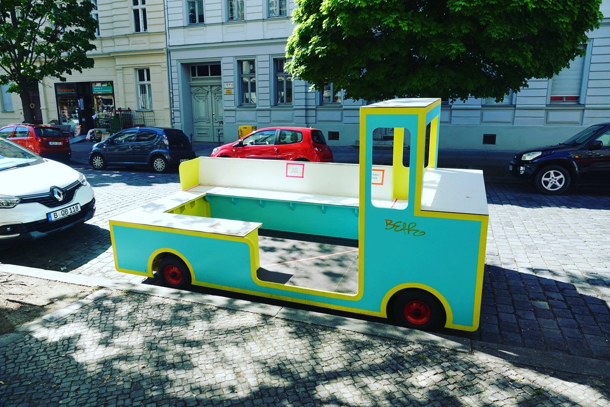 Das Freiraumwunder parkt derzeit im Kaskelkiez vor einem Fahrradladen. Oft sitzen Leute drauf. (Abstandsregeln werden eingehalten)